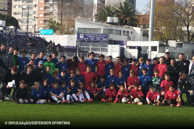 Futebol infantil meninos jogam esporte competitivo no parque