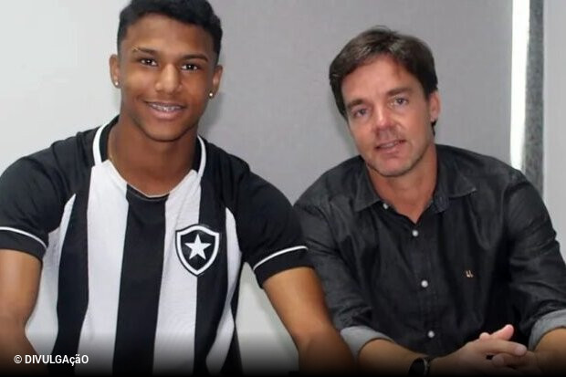 Destaque do sub-17, atacante assina primeiro contrato profissional com o  Corinthians, corinthians